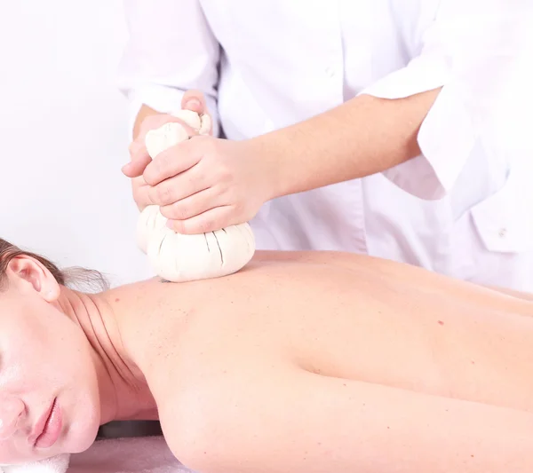 Mooie jonge vrouw met rug massage in de spa salon — Stockfoto