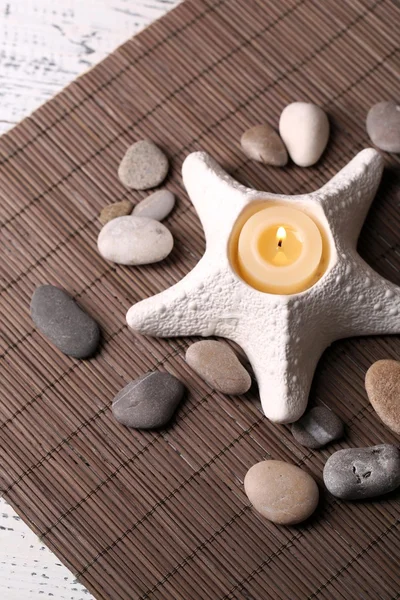 Composición con piedras de spa, velas sobre fondo de estera de bambú — Foto de Stock