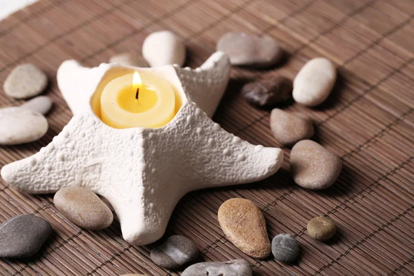 Composición con piedras spa, velas de bambú estera de fondo — Stockfoto