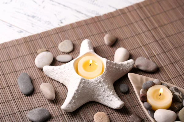 Composición con piedras de spa, velas sobre fondo de estera de bambú — Foto de Stock