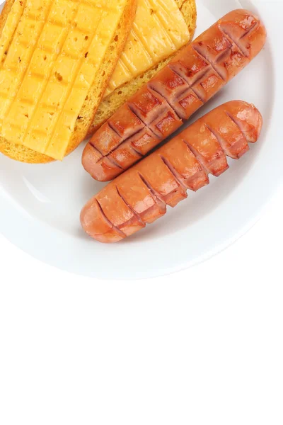 Salsichas grelhadas com torradas isoladas em branco — Fotografia de Stock