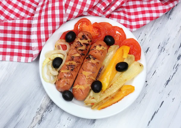 Salsichas grelhadas na mesa de madeira — Fotografia de Stock