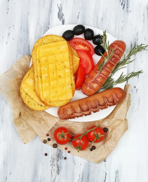 Salsichas grelhadas na mesa de madeira — Fotografia de Stock