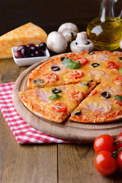 Gustosa pizza sul tavolo primo piano — Foto Stock