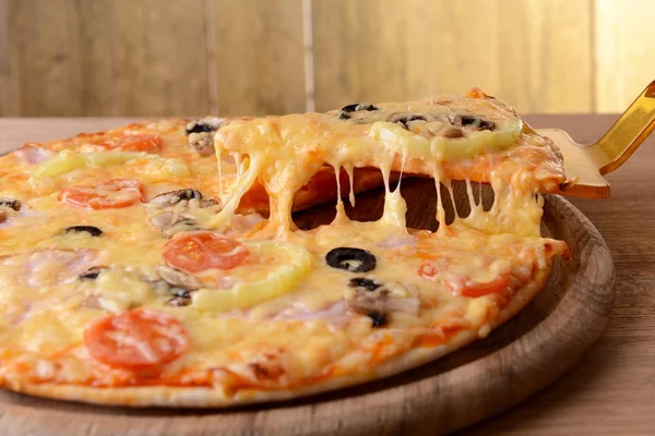 Lezzetli pizza üzerinde tablo yakın çekim — Stok fotoğraf