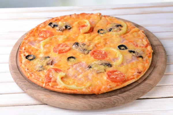 Gustosa pizza sul tavolo primo piano — Foto Stock