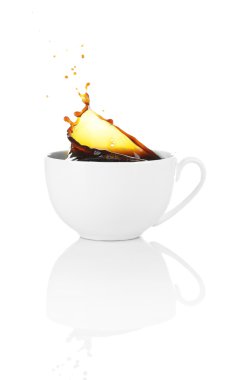 Kahve üzerine beyaz izole sıçrama ile