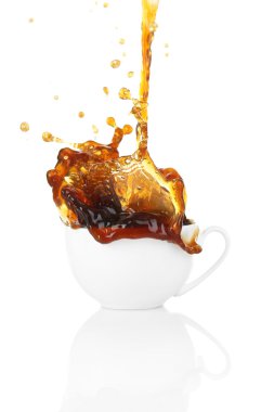 Kahve üzerine beyaz izole fincan içine dökün.