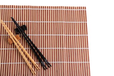 Beyaz arka plan üzerinde izole bambu hasır üzerinde çubuklar