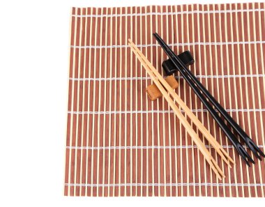 Beyaz arka plan üzerinde izole bambu hasır üzerinde çubuklar