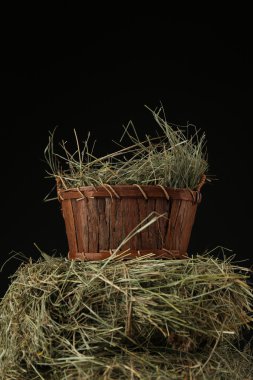 Sepette, koyu arka plan üzerinde saman