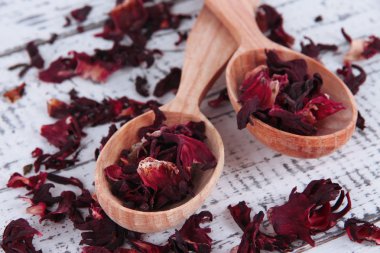 Aromatik kuru çay kaşığı ahşap arka plan üzerinde