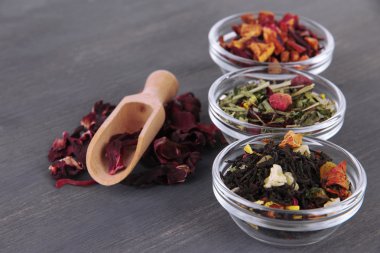 Aromatik kuru çay kase ahşap arka plan üzerinde