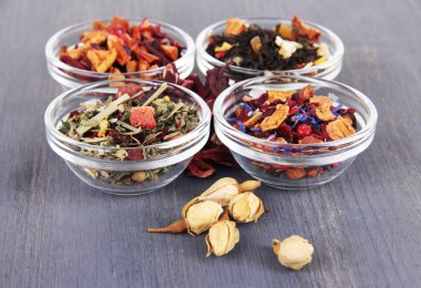 Aromatik kuru çay kase ahşap arka plan üzerinde