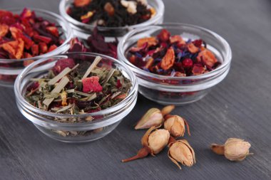 Aromatik kuru çay kase ahşap arka plan üzerinde