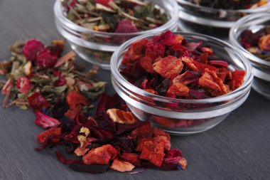 Aromatik kuru çay kase ahşap arka plan üzerinde