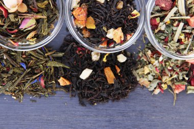 Aromatik kuru çay kase ahşap arka plan üzerinde