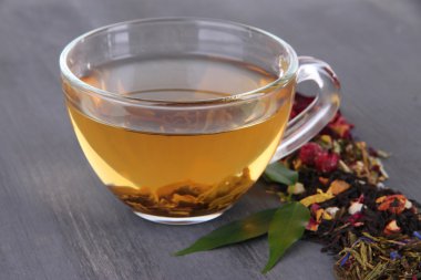 Ahşap arka plan aromatik kuru çay ile çay