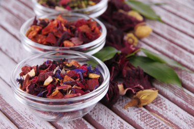 Aromatik kuru çay kase ahşap arka plan üzerinde