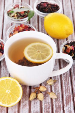 Çay kase ahşap arka plan üzerinde aromatik kuru çay ile