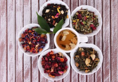 Çay kase ahşap arka plan üzerinde aromatik kuru çay ile