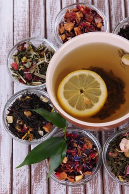 Çay kase ahşap arka plan üzerinde aromatik kuru çay ile