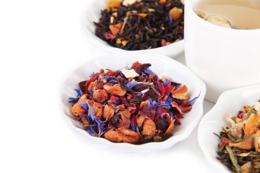 beyaz izole kase aromatik kuru çay çay