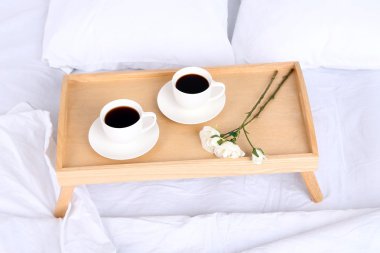 yastık ile rahat yumuşak yatakta kahve