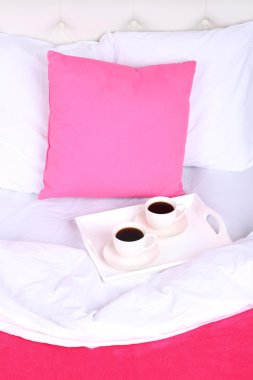 yastık ile rahat yumuşak yatakta kahve