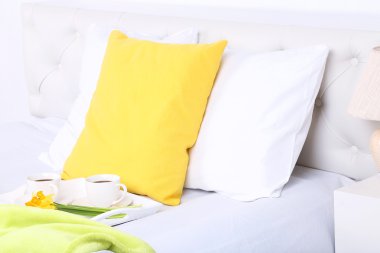 yastık ile rahat yumuşak yatakta kahve