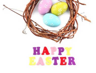 Paskalya yumurtaları üzerine beyaz izole çelenk içinde