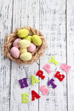 Paskalya yumurta yuva ve renk ahşap zemin üzerine işaret