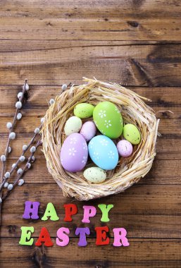 Paskalya yumurta yuva, Kukum ve renk ahşap zemin üzerine işaret