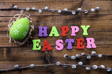 Paskalya yortusu yumurta yuva, Kukum ve renk ahşap zemin üzerine işaret