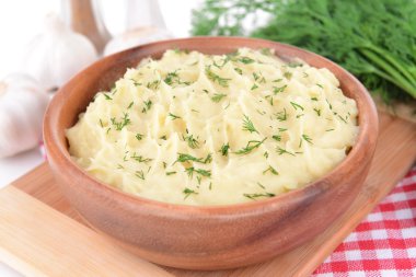lezzetli patates püresi ile kase üzerinde tablo yakın çekim yeşil
