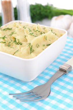 lezzetli patates püresi ile kase üzerinde tablo yakın çekim yeşil