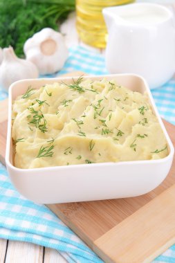 lezzetli patates püresi ile kase üzerinde tablo yakın çekim yeşil