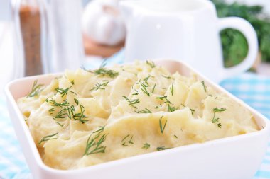 lezzetli patates püresi ile kase üzerinde tablo yakın çekim yeşil