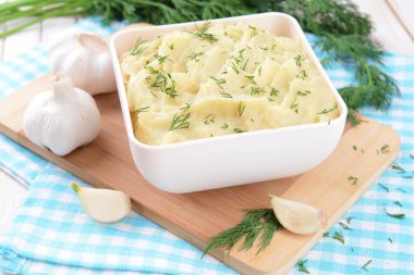 lezzetli patates püresi ile kase üzerinde tablo yakın çekim yeşil