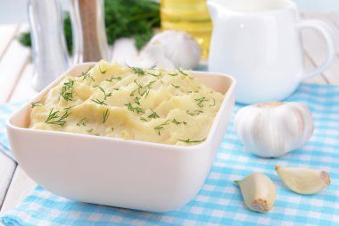 lezzetli patates püresi ile kase üzerinde tablo yakın çekim yeşil