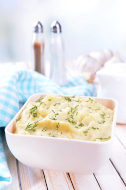 lezzetli patates püresi ile kase üzerinde tablo yakın çekim yeşil