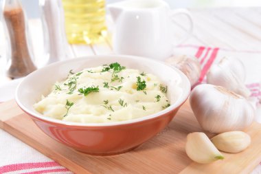 lezzetli patates püresi ile kase üzerinde tablo yakın çekim yeşil