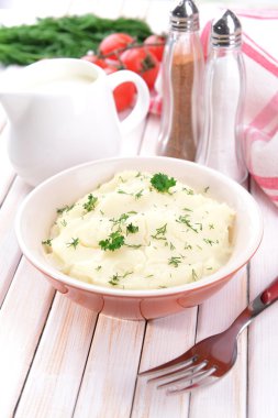 lezzetli patates püresi ile kase üzerinde tablo yakın çekim yeşil