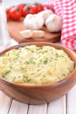 lezzetli patates püresi ile kase üzerinde tablo yakın çekim yeşil