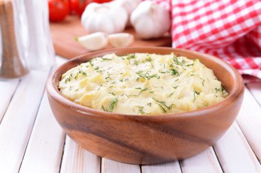 lezzetli patates püresi ile kase üzerinde tablo yakın çekim yeşil