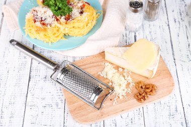 lezzetli makarna, rende, ahşap masa arka plan üzerinde peynir ile kompozisyon