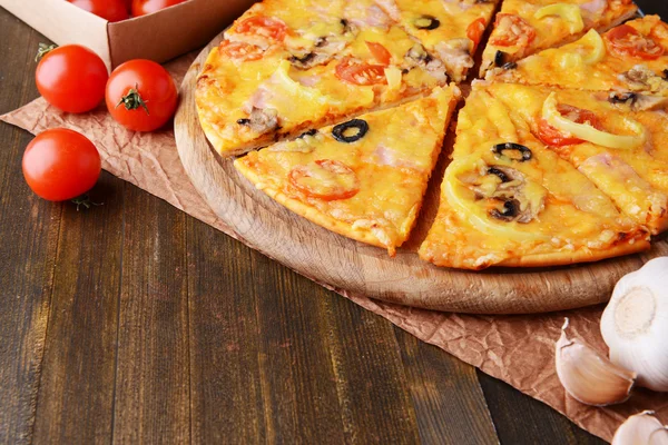 Lezzetli pizza üzerinde tablo yakın çekim — Stok fotoğraf