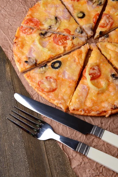 Sabrosa pizza en primer plano de la mesa —  Fotos de Stock