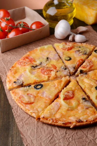 Smaczne pizze na stół szczegół — Zdjęcie stockowe