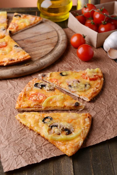 Smaczne pizze na stół szczegół — Zdjęcie stockowe